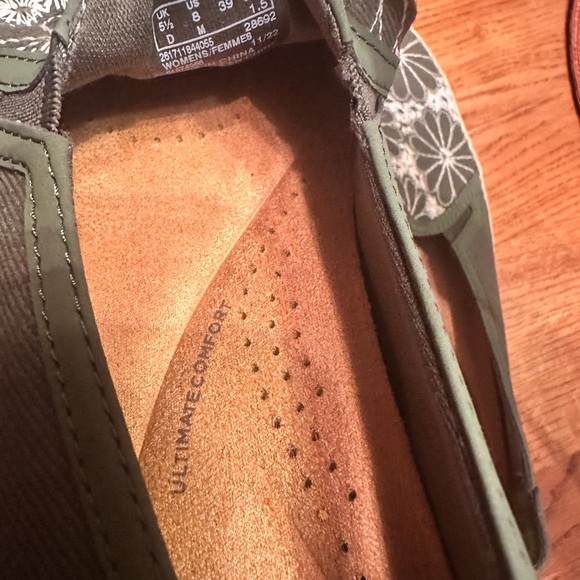 Clarks Women's Pine Green and White Floral Loafers size 8 - Picture 2 of 8